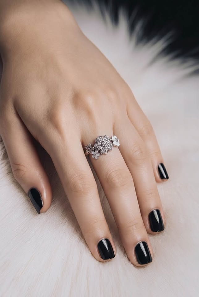 Sparkly Flower Ring made of Silver .925