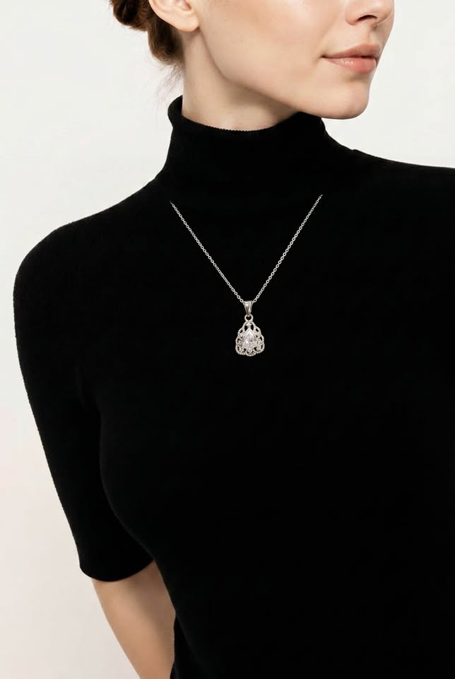 Necklace with teardrop crystal pendant made of Silver .925 and zircon