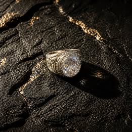 Anillo Caballero con piedra blanca y un diseño de gallo plata .925
