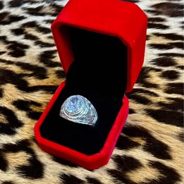 Anillo Caballero con piedra blanca y un diseño de gallo plata .925