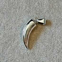 DIJE DE COLMILLO, PLATA .925