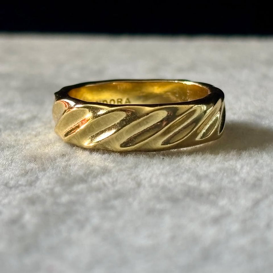 ANILLO CHUNKY CON BANO DE ORO, talla 6,7,8