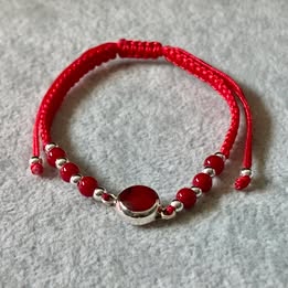 PULSERA AJUSTABLE DE HILO ROJO CON AGATAS, PLATA .925
