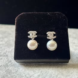ARETE CON PERLA CON CIRCONIA, BANO DE RODIO, PLATA .925