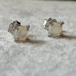 Arete Broquel  con Madreperla Baño de Rodio Plata .925