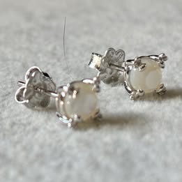 Arete Broquel  con Madreperla Baño de Rodio Plata .925