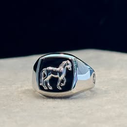 ANILLO DE CABALLO CON ONIX, talla 11, 12, 13
