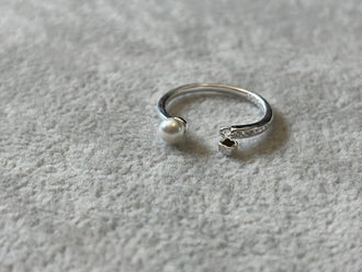 Anillo de Perla con colgante VC talla 6