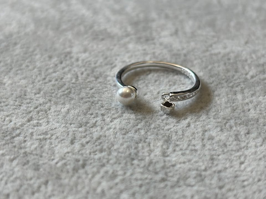 Anillo de Perla con colgante VC talla 6