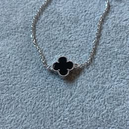 PULSERA FLOR ONIX, BAÑO DE RODIO, PLATA
