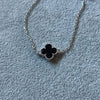 PULSERA FLOR ONIX, BAÑO DE RODIO, PLATA
