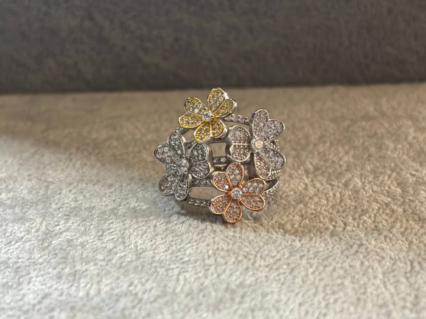 Anillo grande con treboles talla 6,7,8