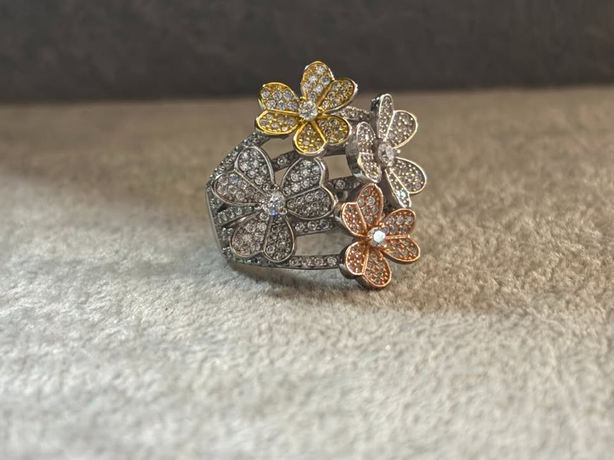 Anillo grande con treboles talla 6,7,8