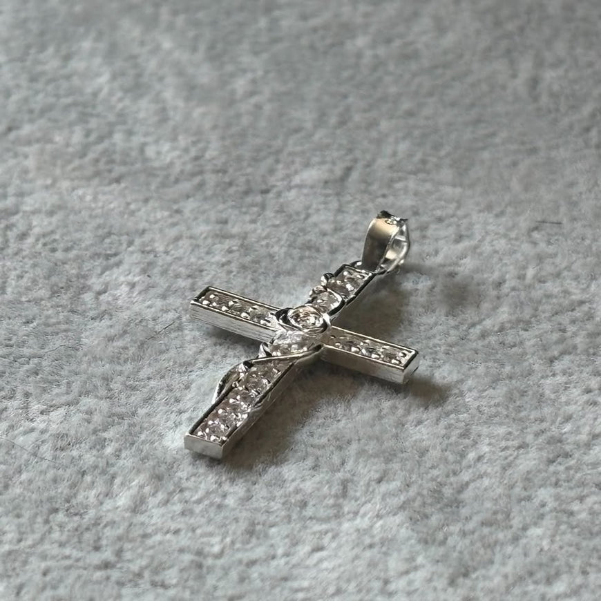 Dije de cruz con circonia y rosa