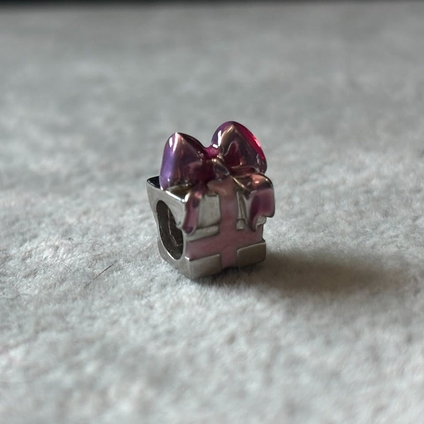 Charm regalo con mono rosa