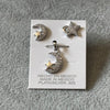SET DE ARETES Y DIJE CON LUNA Y MICROCIRCONIAS, BAÑO DE RODIO, PLATA .925