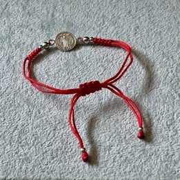 PULSERA AJUSTABLE HILO ROJO CON DIJE DE SAN BENITO, BAÑO DE RODIO, PLATA .925