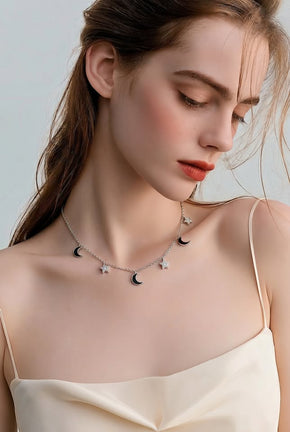 Collar con multidijes lunas y estrellas con bano de rodio