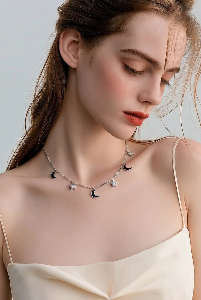 Collar con multidijes lunas y estrellas con bano de rodio