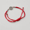 PULSERA AJUSTABLE HILO ROJO CON DIJE DE SAN BENITO, BAÑO DE RODIO, PLATA .925
