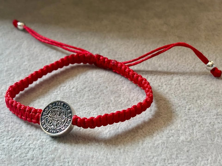 PULSERA DE HILO DE SAN BENITO,  COLOR 2 NEGRO Y 2 ROJO,