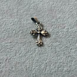 Dije Cruz hecha a mano pequena plata .925