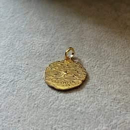 MEDALLON DE 2 FLECHAS EN CRUZ, con bano de oro PLATA .925