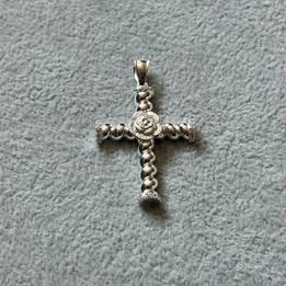 Dije Cruz con rosa plata .925