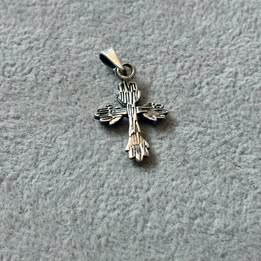 Dije Cruz hecha a mano pequena plata .925