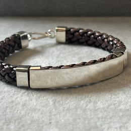 Pulsera en piel café con greca lisa Plata .925