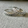 ARRACADA DIAMANTADA ANCHA CHICA, PLATA .925