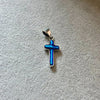 Dije Cruz hecha a mano en colores metalicos, plata, morado, azul, verde, amarillo, naranja y tornasol