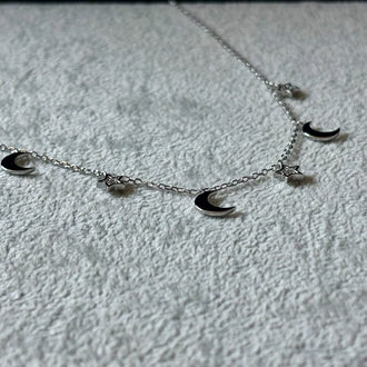 Collar con multidijes lunas y estrellas con bano de rodio
