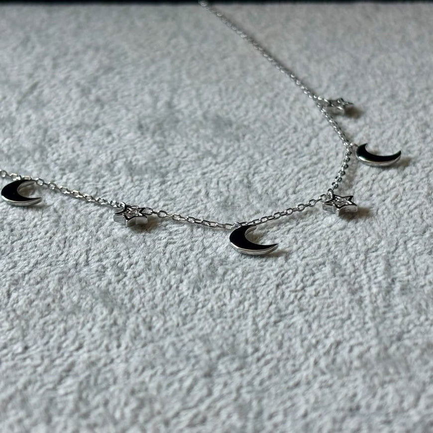 Collar con multidijes lunas y estrellas con bano de rodio