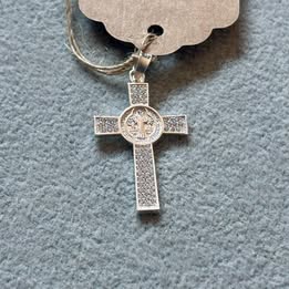 Dije de cruz con San benito