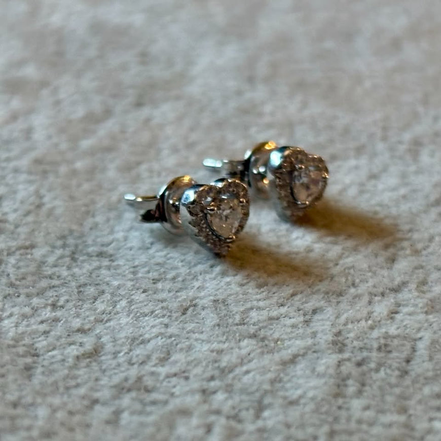 ARETE DE CORAZON CON BISEL DE CIRCONIAS, BAÑO DE RODIO, PLATA .925
