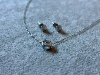 SET DE ARETE Y COLLAR CIRCONIA CUADRADA, BAÑO DE RODIO, PLATA .925