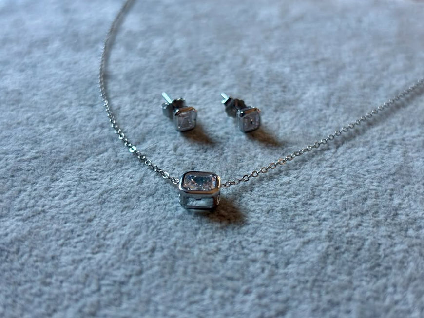 SET DE ARETE Y COLLAR CIRCONIA CUADRADA, BAÑO DE RODIO, PLATA .925