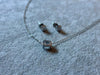 SET DE ARETE Y COLLAR CIRCONIA CUADRADA, BAÑO DE RODIO, PLATA .925