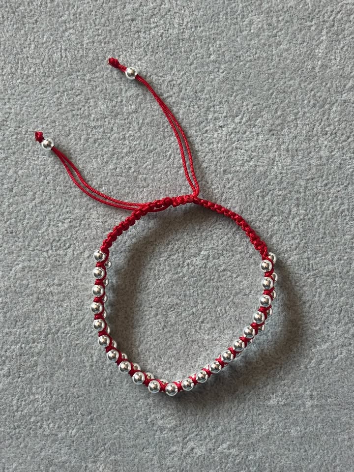 Pulsera Roja con diseno de bola plata .925 hecha con hilo