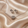 SET DE ARETE Y COLLAR CIRCONIA CUADRADA, BAÑO DE RODIO, PLATA .925