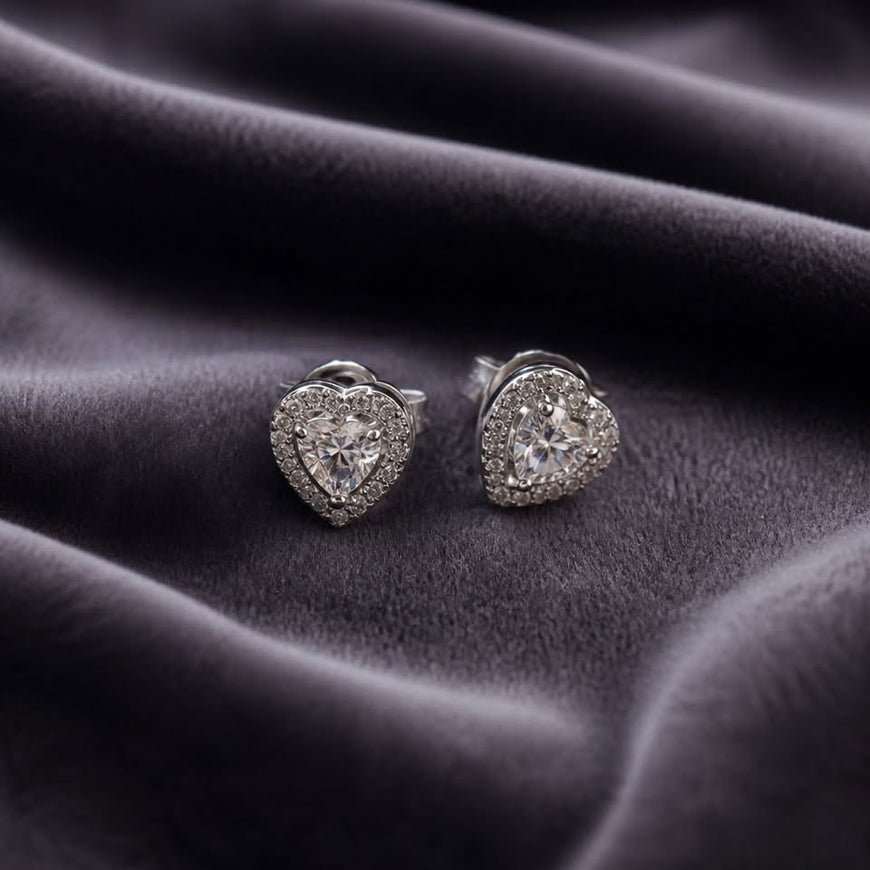ARETE DE CORAZON CON BISEL DE CIRCONIAS, BAÑO DE RODIO, PLATA .925