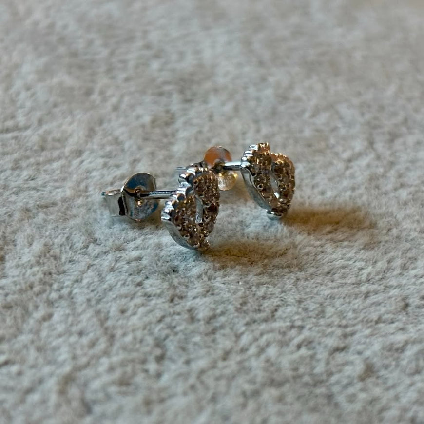 ARETE DE HUELLA CON MICROCIRCONIAS Y BAÑO DE RODIO, PLATA .925