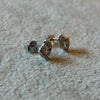 ARETE DE HUELLA CON MICROCIRCONIAS Y BAÑO DE RODIO, PLATA .925