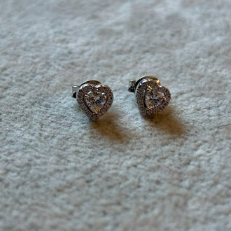 ARETE DE CORAZON CON BISEL DE CIRCONIAS, BAÑO DE RODIO, PLATA .925