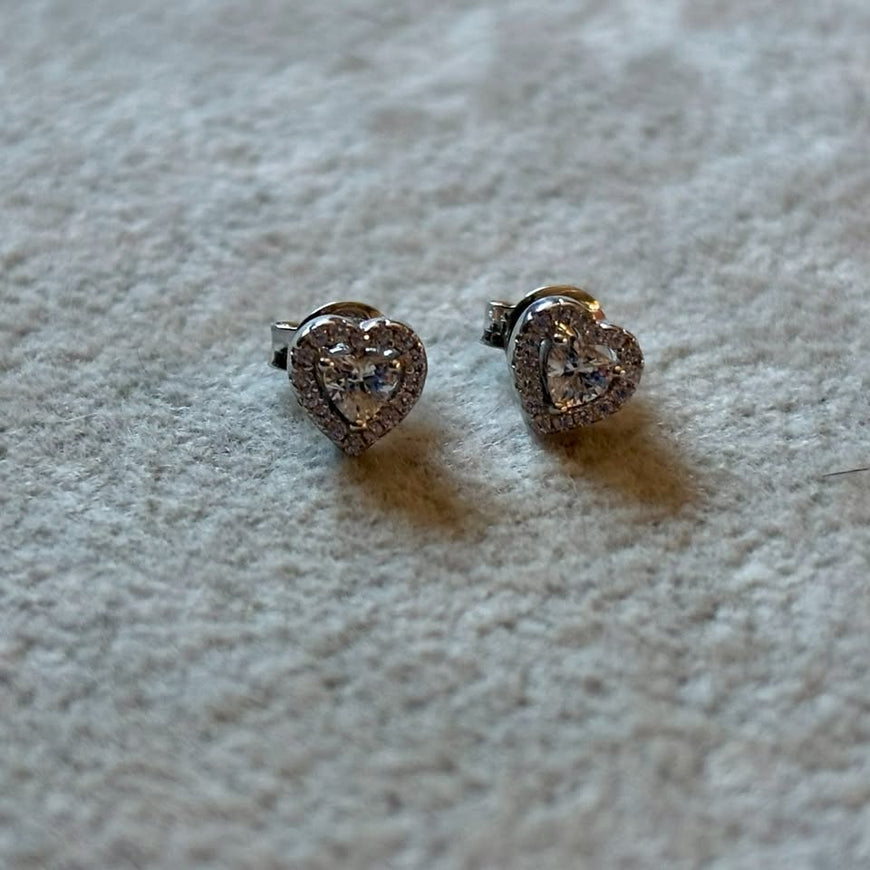 ARETE DE CORAZON CON BISEL DE CIRCONIAS, BAÑO DE RODIO, PLATA .925