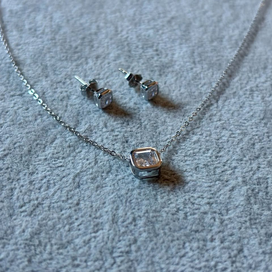 SET DE ARETE Y COLLAR CIRCONIA CUADRADA, BAÑO DE RODIO, PLATA .925