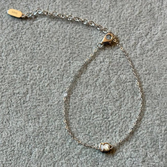 Pulsera con oso madre perla, bano de rodio, plata .925