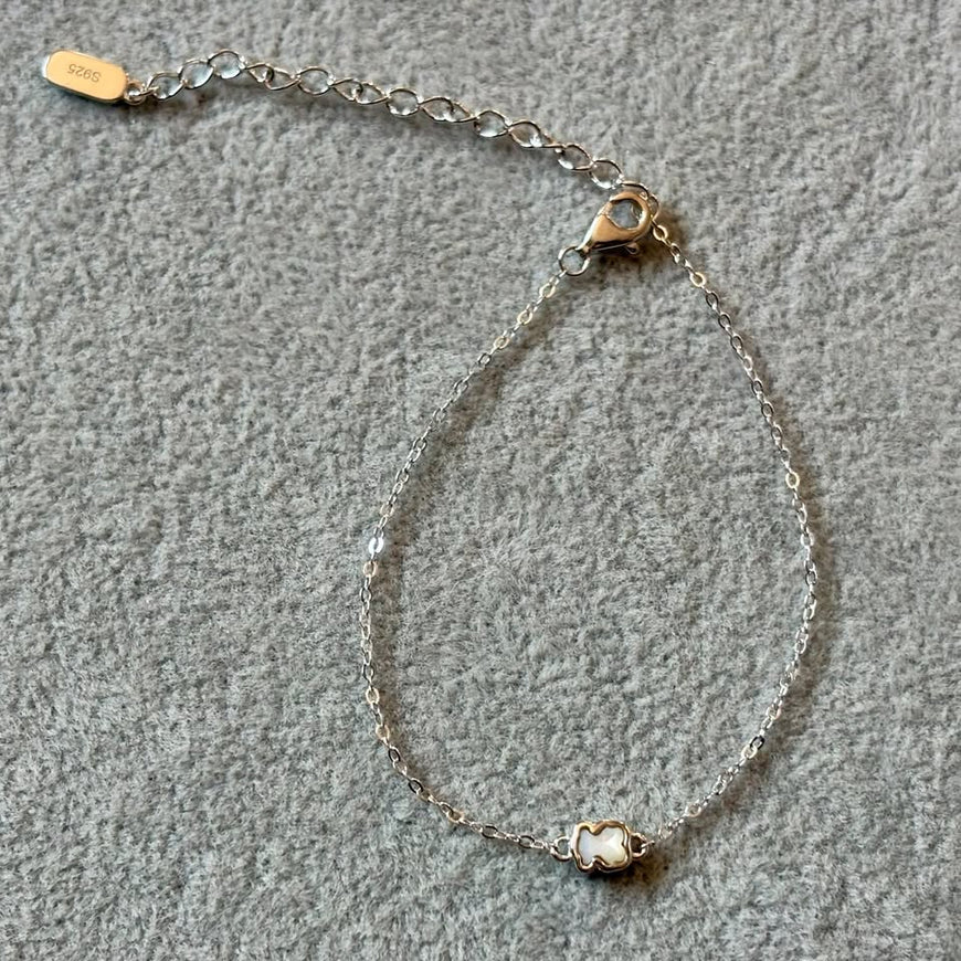 Pulsera con oso madre perla, bano de rodio, plata .925
