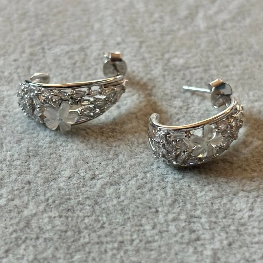 Arracada con circonia bagguet y flor madre perla, Bano de rodio, Plata .925